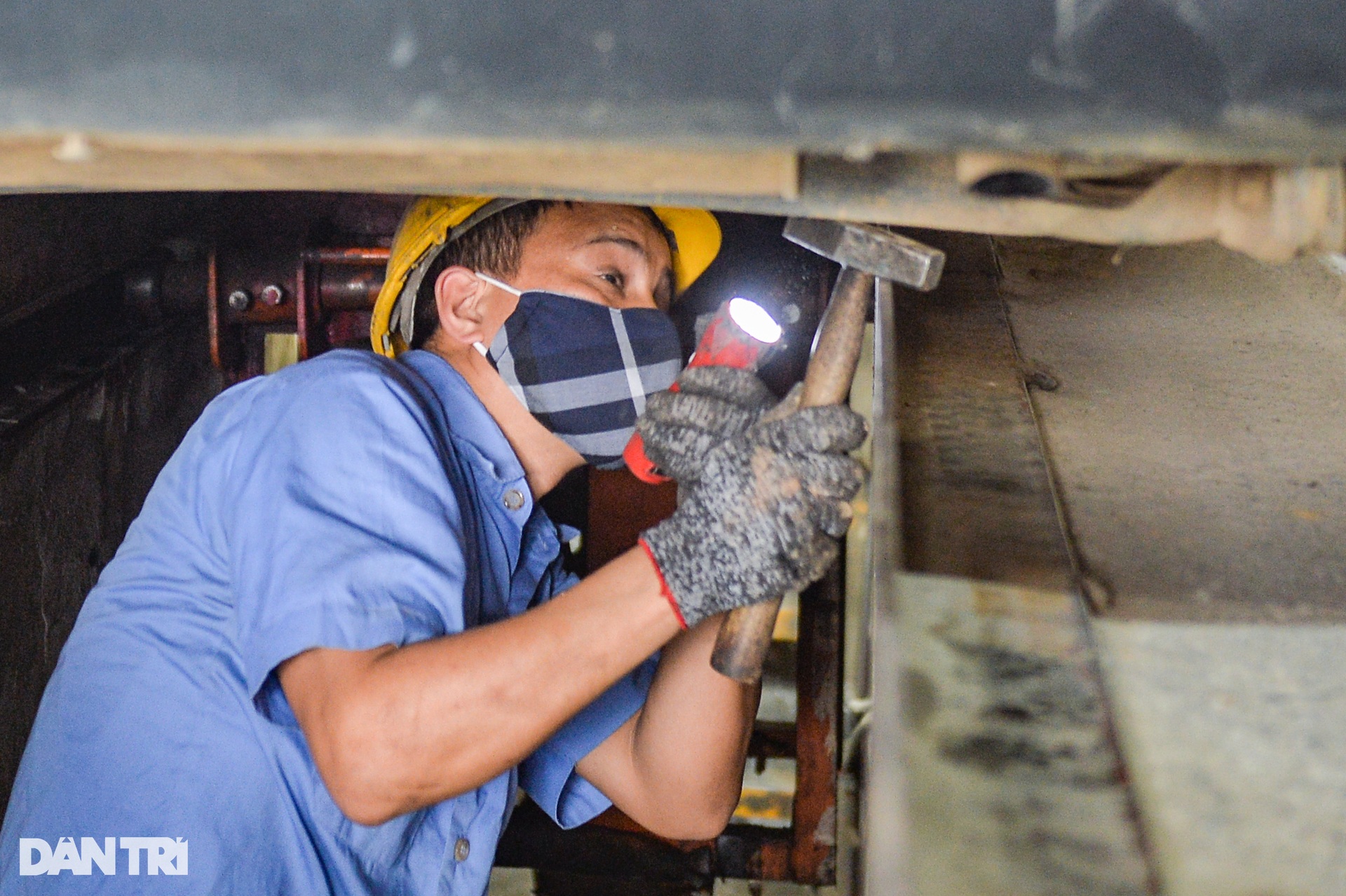 Phó Giám đốc trung tâm đăng kiểm ở Hà Nội: Đi làm mà chân nặng như chì!-10