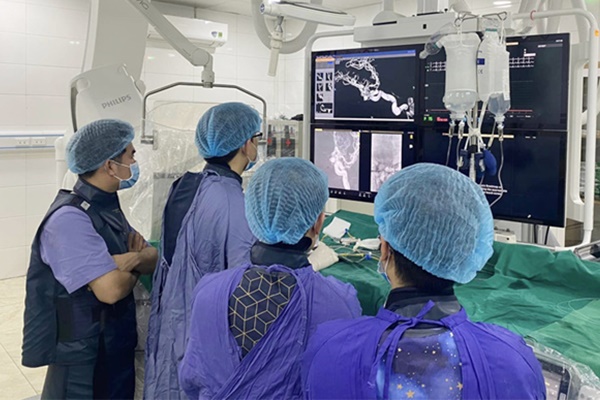 Suýt tử vong vì cơn đau đầu dữ dội lúc nửa đêm-1