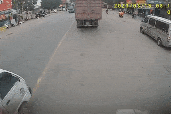 Vượt ẩu, xe máy trượt dài trên đường-1