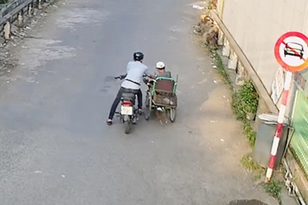 Nhân viên quăng bánh mì xuống đất cho người bán vé số: Chủ tiệm nói gì?-3