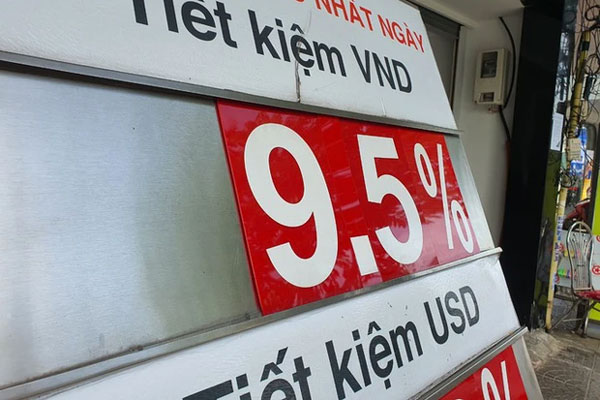 Lãi suất giảm nhanh, người gửi tiền bất ngờ-1