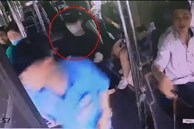Phụ xe 'tung cước' khống chế tên trộm điện thoại trên xe buýt ở Hà Nội