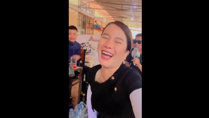 Quang Linh Vlog từng méo mặt vì độ sống ảo của Bà Nhân-8