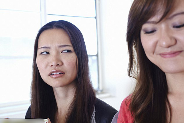 Vợ tinh mắt phát hiện chuyện ngoại tình nhờ chi tiết trên bó hoa chồng mang về-1