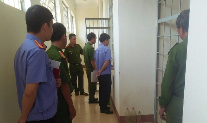 Cho người bị tạm giam gọi điện thoại ra ngoài, cựu đại úy công an trả giá đắt-1