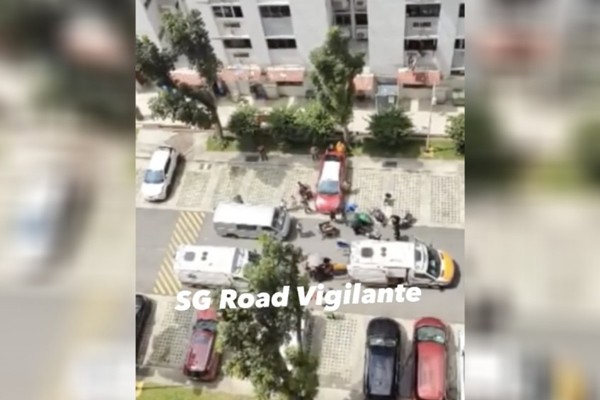 Xót xa bố lùi xe tải vô tình cán vào con gái-1