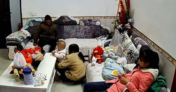 Nhờ bố mẹ chồng trông con hộ một hôm, người mẹ sốc khi kiểm tra camera-1