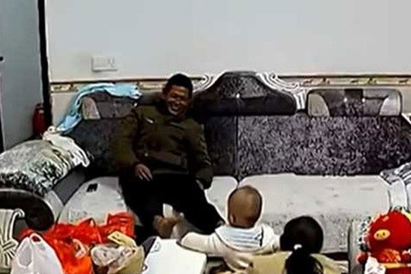 Nhờ bố mẹ chồng trông con hộ một hôm, người mẹ sốc khi kiểm tra camera-2