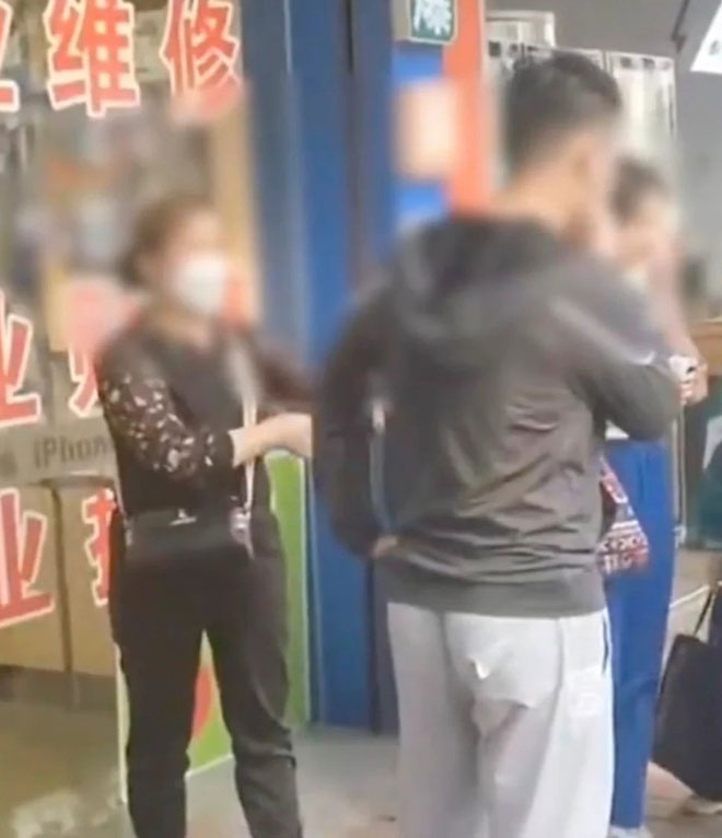 Cô gái quỳ khóc, cầu xin người phụ nữ trả lại tiền đánh rơi-3