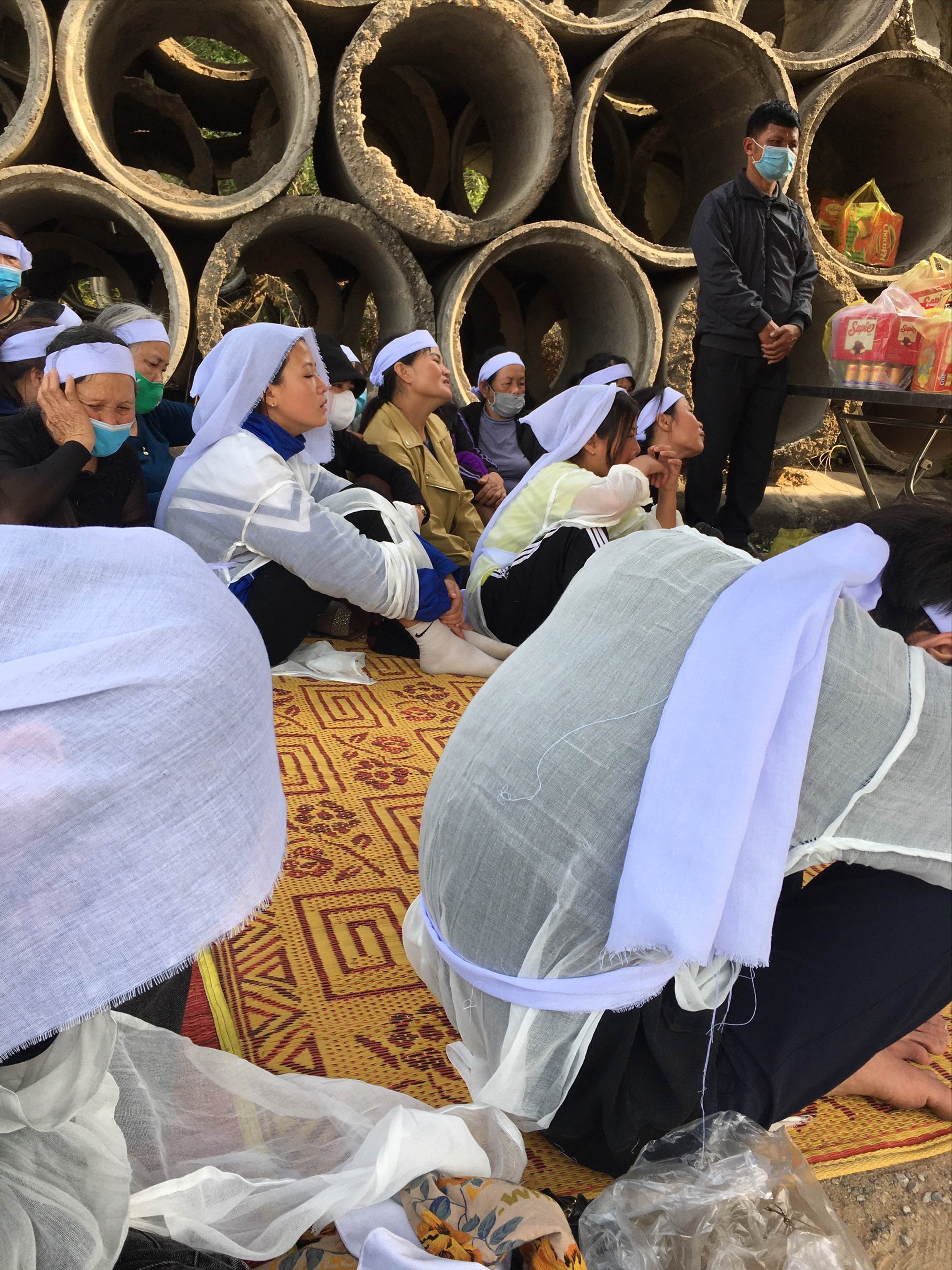 Góa phụ bị xe tông tử vong khi đi bán cá: Nỗi đau của 4 đứa trẻ mồ côi cả cha lẫn mẹ-10