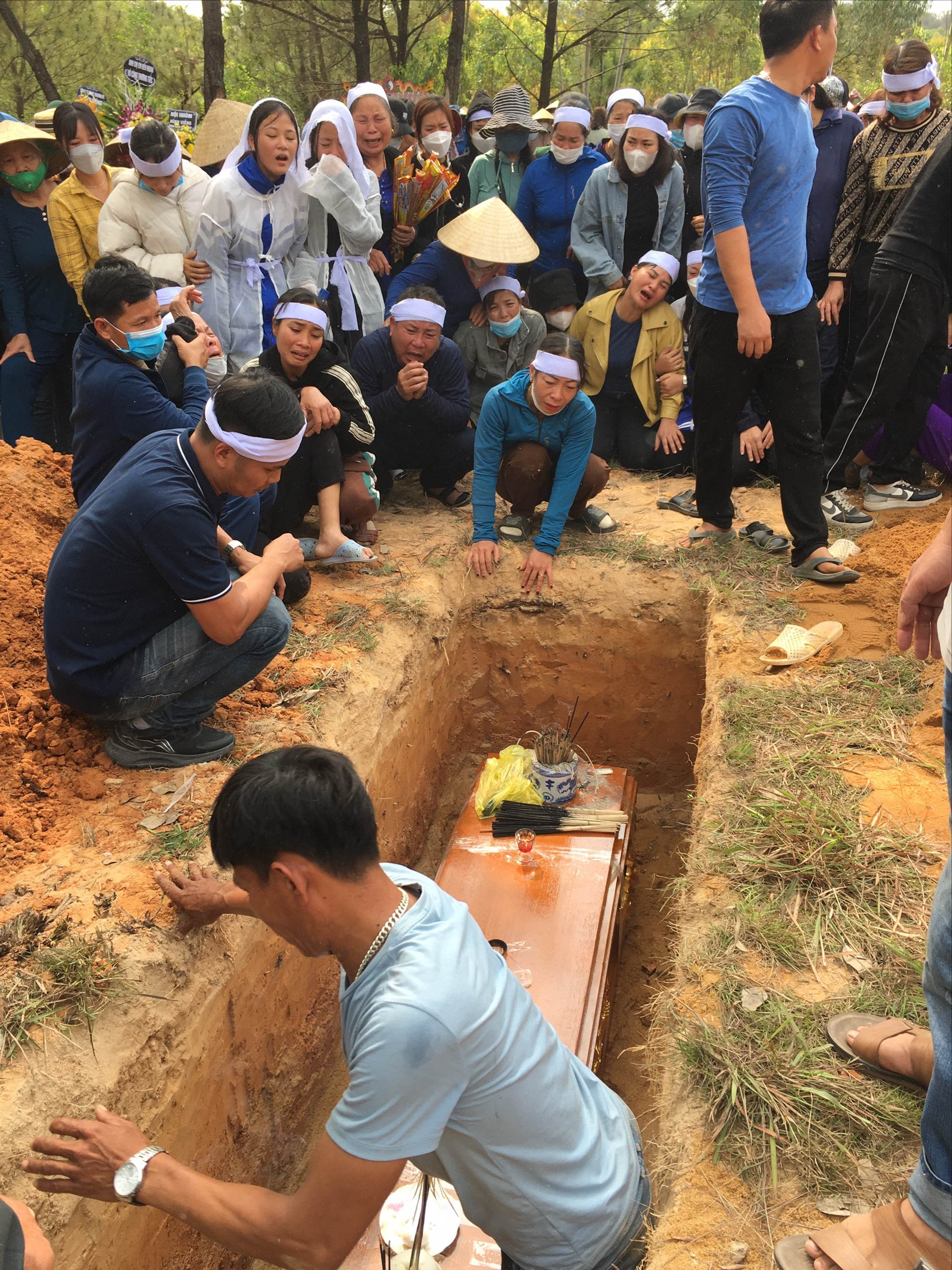 Góa phụ bị xe tông tử vong khi đi bán cá: Nỗi đau của 4 đứa trẻ mồ côi cả cha lẫn mẹ-6