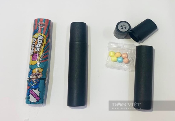 Học sinh nghi bị ngộ độc do ngậm, thổi đồ chơi không rõ nguồn gốc-1