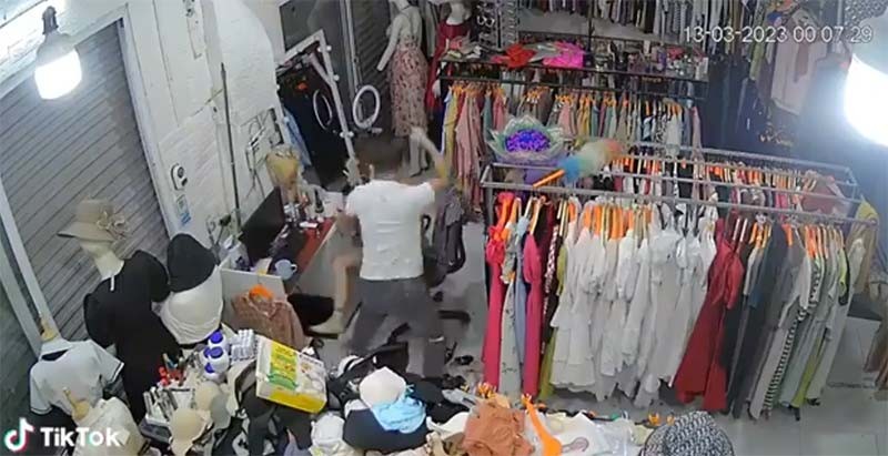 Chồng đánh vợ ngất xỉu, con trai gào khóc van xin bố dừng tay-1