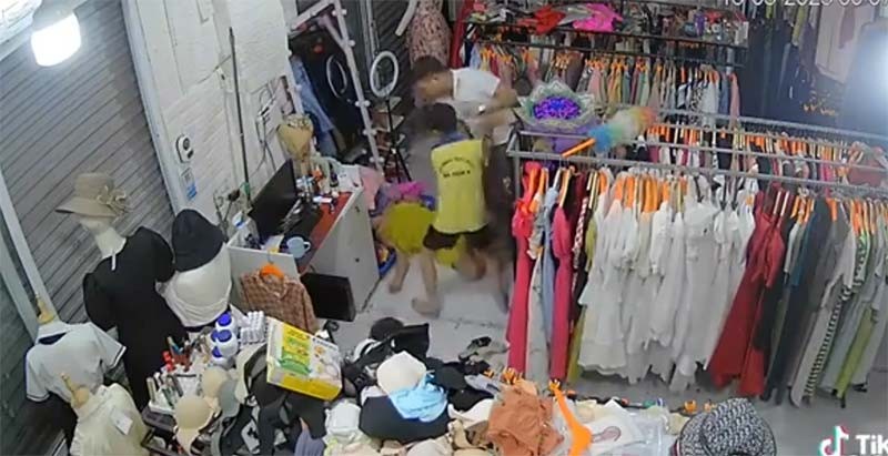 Chồng đánh vợ ngất xỉu, con trai gào khóc van xin bố dừng tay-2