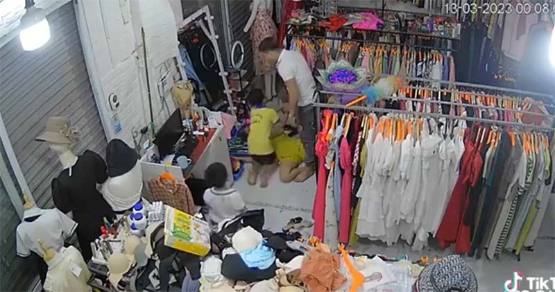 Chồng đánh vợ ngất xỉu, con trai gào khóc van xin bố dừng tay-3
