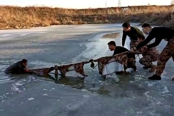 Clip: Bé trai bất ngờ rơi xuống giếng sâu và màn giải cứu thót tim-1
