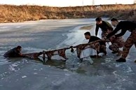 Giải cứu người đàn ông bị mắc kẹt dưới lòng sông đóng băng