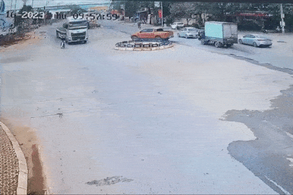 Khoảnh khắc bó sắt lao sập cabin xe đầu kéo