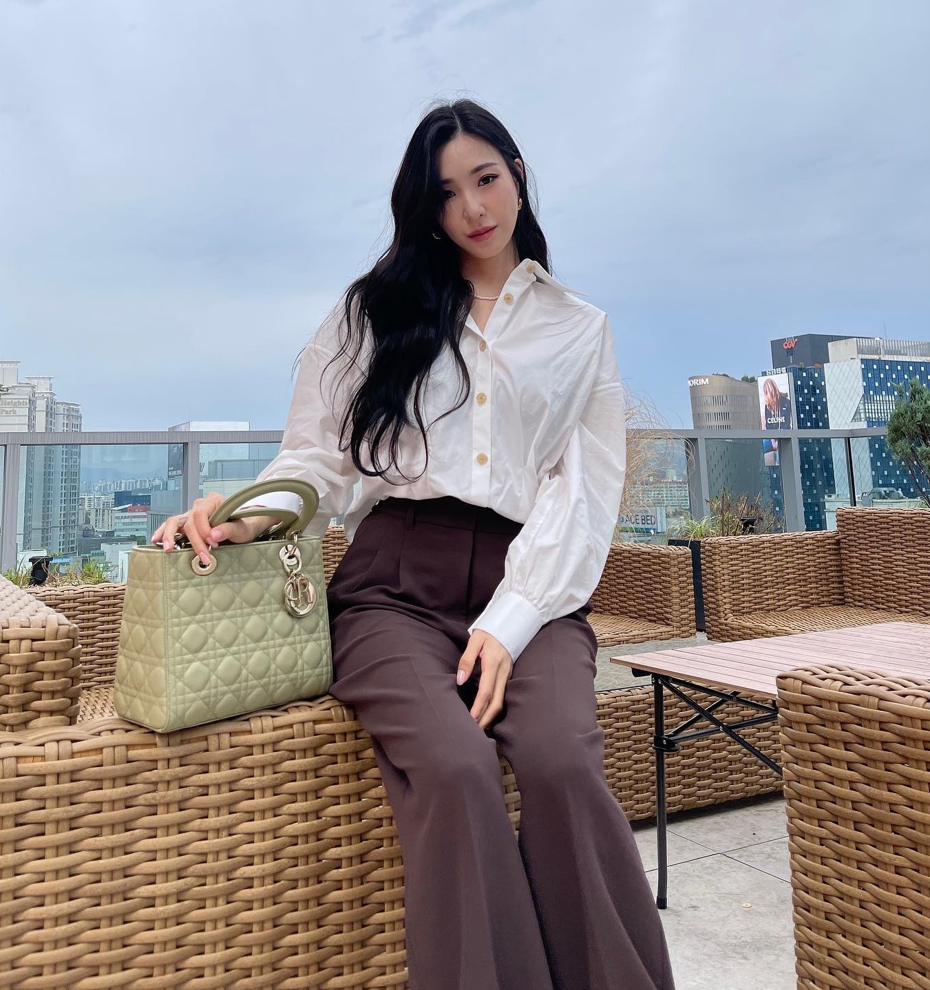 10 cách mix áo sơ mi đơn giản mà sang xịn mịn của sao Hàn-2