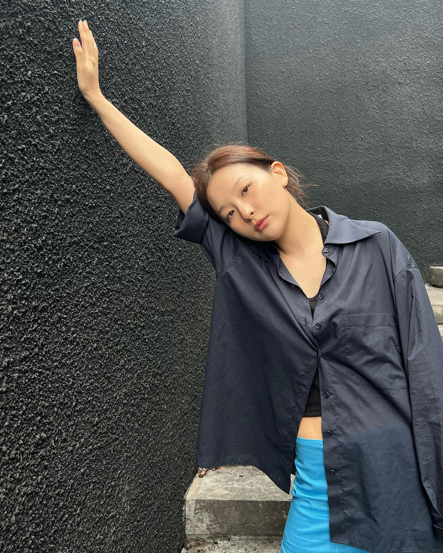 10 cách mix áo sơ mi đơn giản mà sang xịn mịn của sao Hàn-5