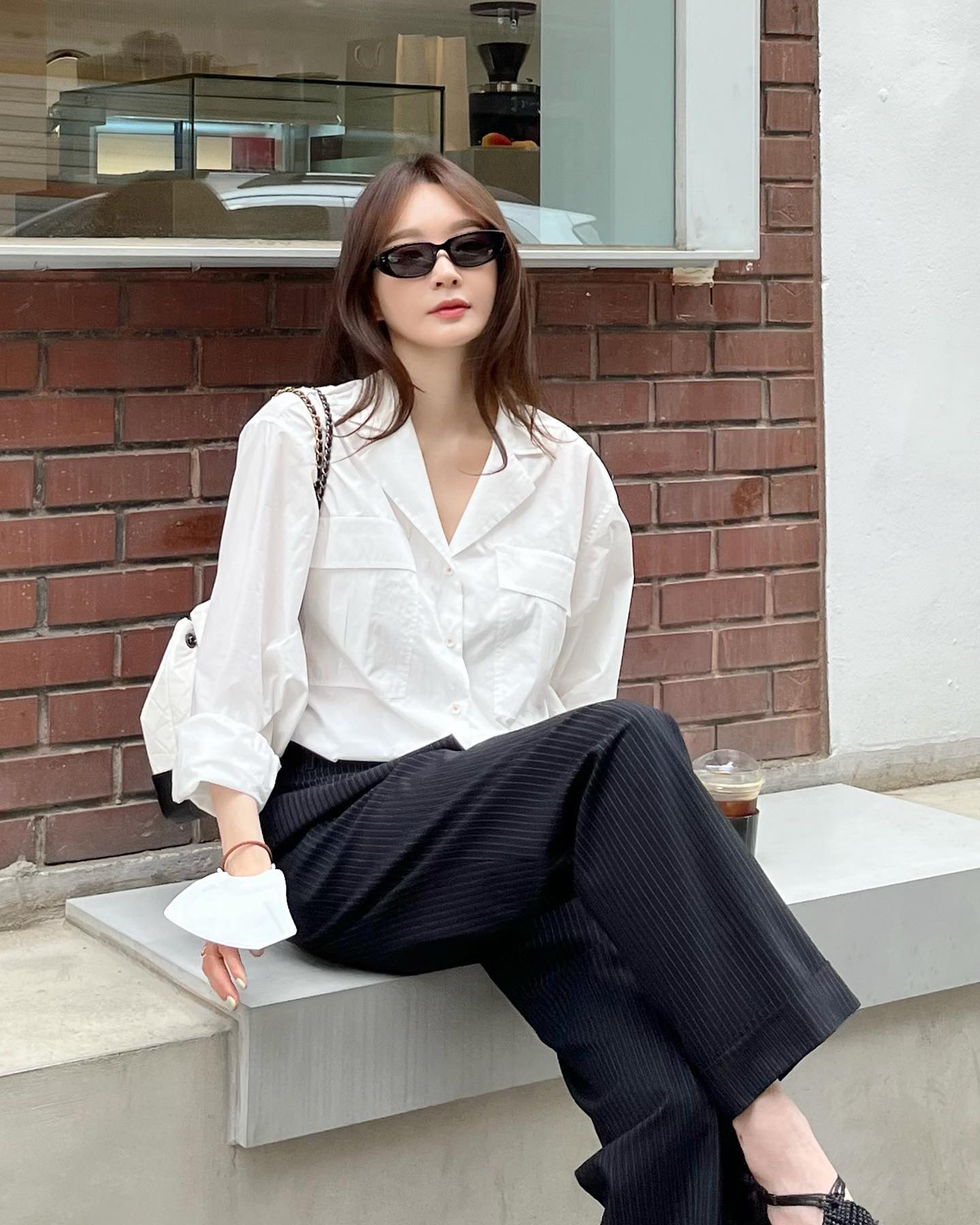 10 cách mix áo sơ mi đơn giản mà sang xịn mịn của sao Hàn-6