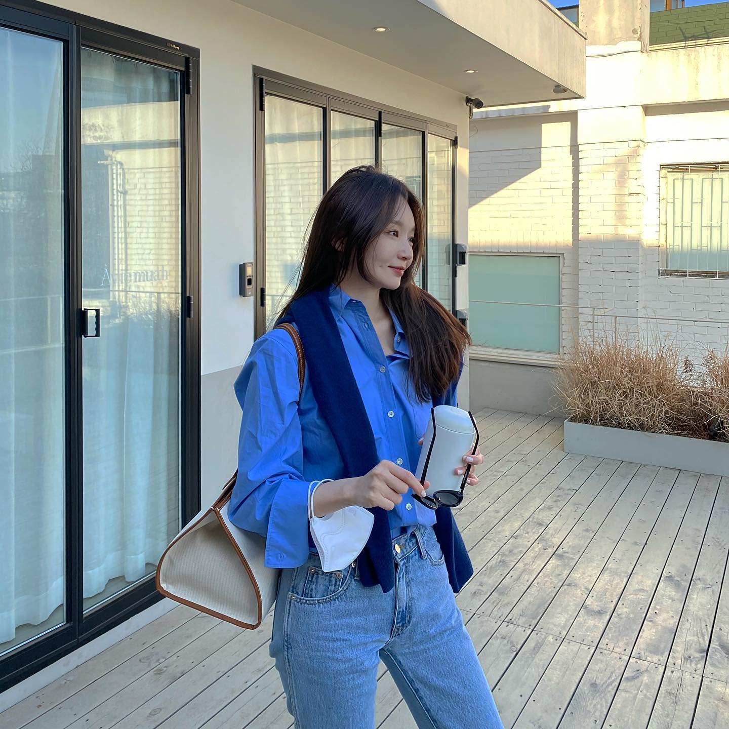 10 cách mix áo sơ mi đơn giản mà sang xịn mịn của sao Hàn-8