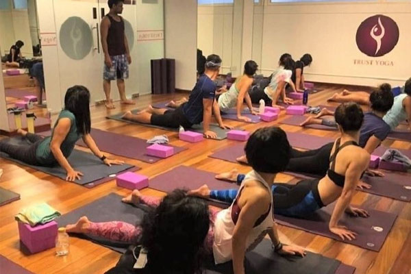 Giáo viên yoga bị phạt 4.000 SGD vì quấy rối học viên-1