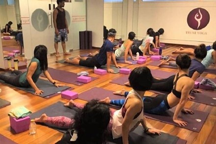 Giáo viên yoga bị phạt 4.000 SGD vì quấy rối học viên
