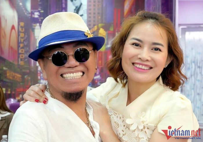 Sau sóng gió, nghệ sĩ Hồng Tơ sống thảnh thơi bên vợ trẻ kém 23 tuổi-4