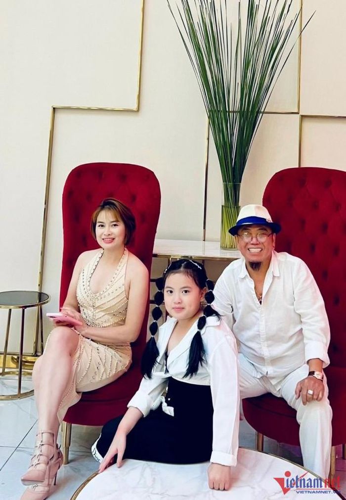 Sau sóng gió, nghệ sĩ Hồng Tơ sống thảnh thơi bên vợ trẻ kém 23 tuổi-3