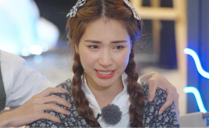 Hòa Minzy bật khóc, thừa nhận đang bị bất ổn về sức khỏe và tâm lý-1