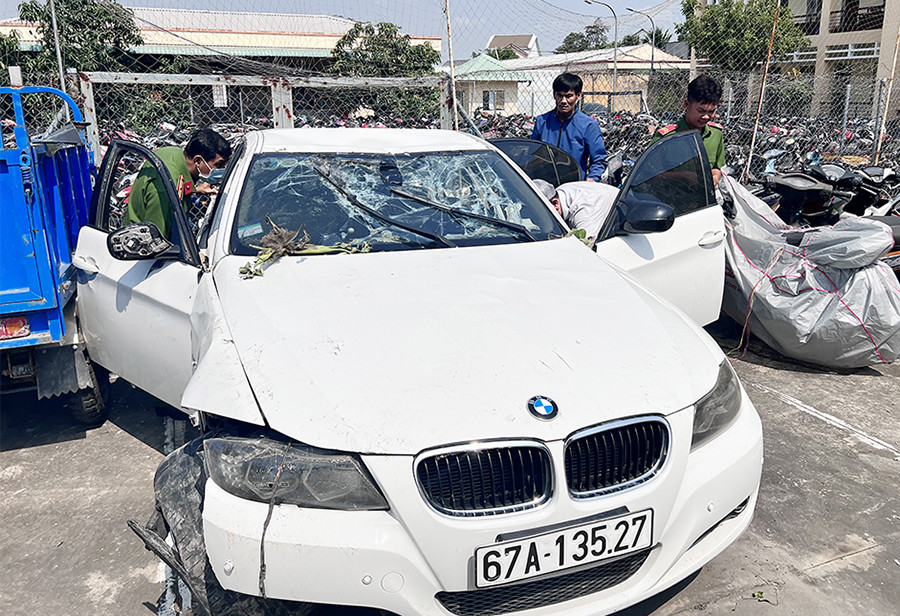 Ô tô lao xuống kênh, nữ tài xế tử vong-2