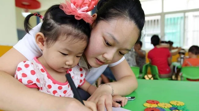 Ngày nào trước khi đi mẫu giáo, con cũng xin uống một ngụm nước, mẹ sinh nghi hỏi han thì biết được sự thật bẽ bàng-2