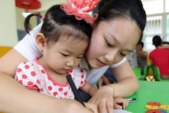 Ngày nào trước khi đi mẫu giáo, con cũng xin uống một ngụm nước, mẹ sinh nghi hỏi han thì biết được sự thật bẽ bàng