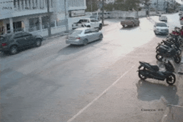 Nhấn nhầm chân ga, nữ tài xế húc văng hàng loạt xe máy