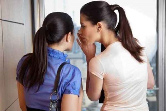 Mẹ tôi có pha đánh ghen 'hụt' dở khóc dở cười chỉ vì câu chuyện ngồi lê đôi mách của bác hàng xóm