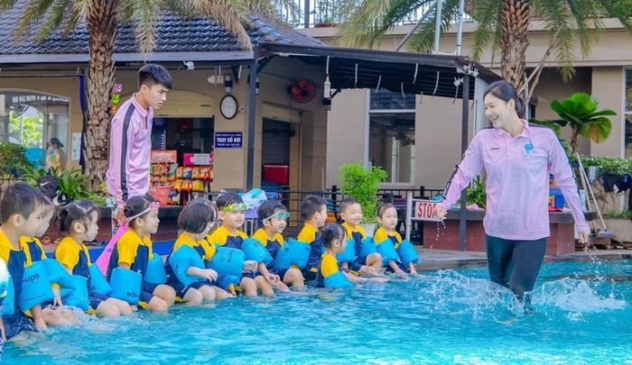 Ngày dạy bơi đêm bắt trend TikTok, Ánh Viên gây ngỡ ngàng nhan sắc-2