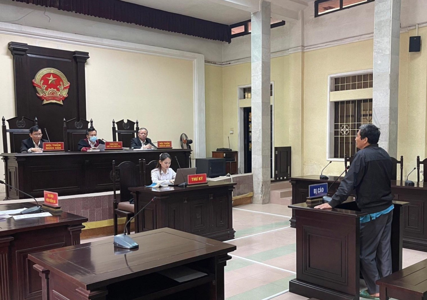 Phạt tù người đàn ông cố tình để ‘lộ hàng’, gây rối trật tự công cộng-1