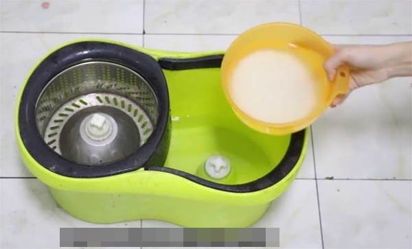 Thêm chút nguyên liệu rẻ tiền vào nước lau nhà, ai ngờ giúp sàn nhà sạch bong bụi bẩn-1