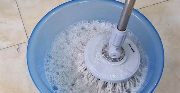 Thêm chút nguyên liệu rẻ tiền vào nước lau nhà, ai ngờ giúp sàn nhà sạch bong bụi bẩn-2