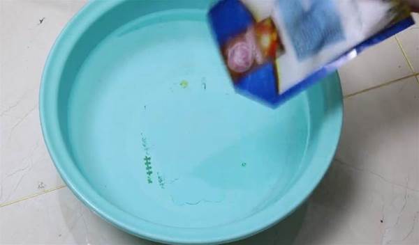 Thêm chút nguyên liệu rẻ tiền vào nước lau nhà, ai ngờ giúp sàn nhà sạch bong bụi bẩn-3