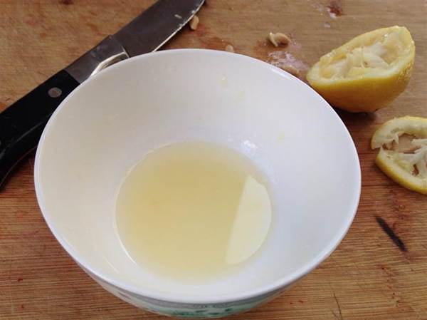 Thêm chút nguyên liệu rẻ tiền vào nước lau nhà, ai ngờ giúp sàn nhà sạch bong bụi bẩn-4