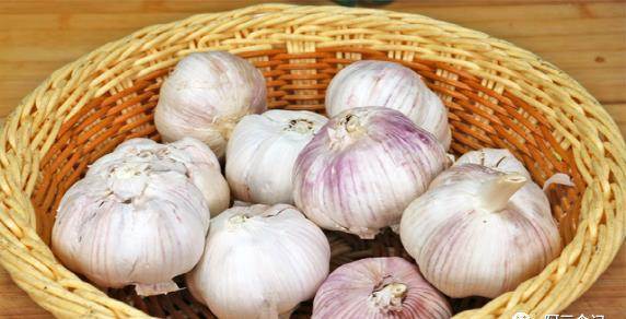 Cùng là tỏi nhưng bên ngoài lại có củ màu tím và củ màu trắng, làm sao để chọn mà không bị mất tiền oan?-1