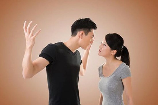 Phản ứng của bạn trai khi được người ta giúp đỡ làm tôi ngượng chín mặt