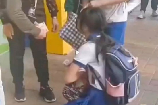 Thấy người khác nhặt được tiền của mình, bé gái có hành động xót xa