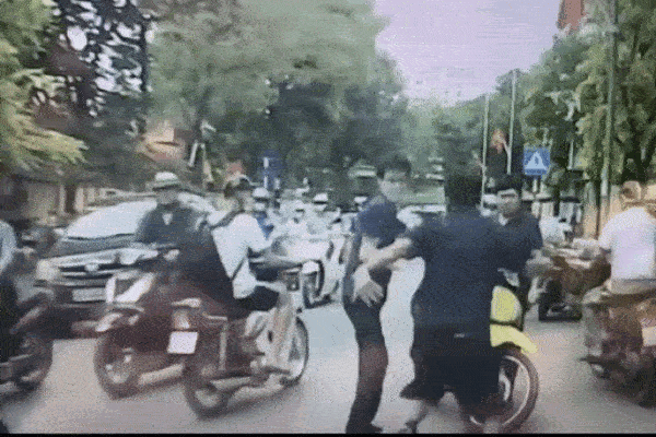 Clip: Tài xế ô tô mở cửa bất cẩn khiến người phụ nữ suýt mất mạng-1