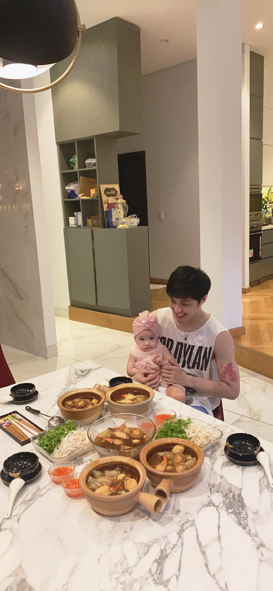 Cơ ngơi hơn 20 tỷ của Noo Phước Thịnh: Đẹp từ ngoài vào trong, mê nhất phòng khách và bộ bàn ăn-10