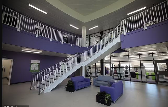 Bê bối tình ái nữ quản giáo với tù nhân gây rúng động ở Anh-1