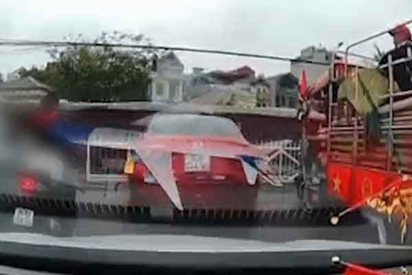 Qua đường thiếu quan sát, ôtô bị tàu hỏa húc văng xa-1