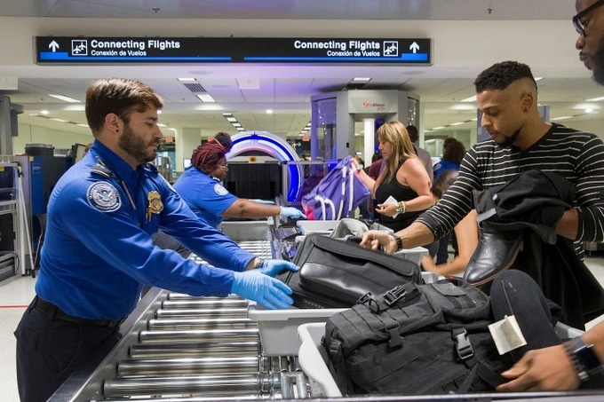 Xách đồ giúp người lạ ở sân bay, nguy cơ thành tội phạm trong tích tắc-2